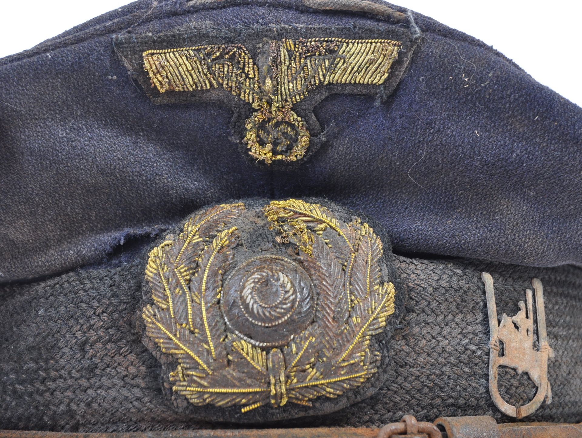 A RARE ORIGINAL WWII SECOND WORLD WAR KRIEGSMARINE OFFICERS CAP - Image 5 of 8