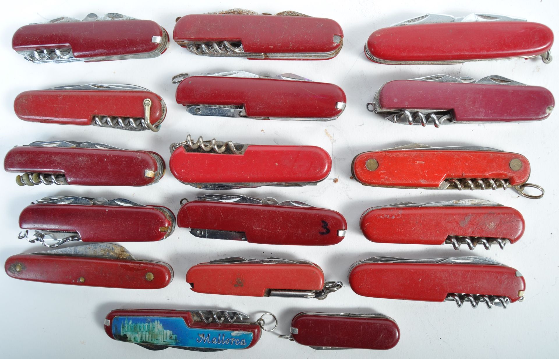 LARGE COLLECTION OF ASSORTED SWISS ARMY POCKET KNIVES - Image 6 of 6