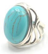 A STAMPED 925 SILVER AND TURQUOISE DRESS RING.