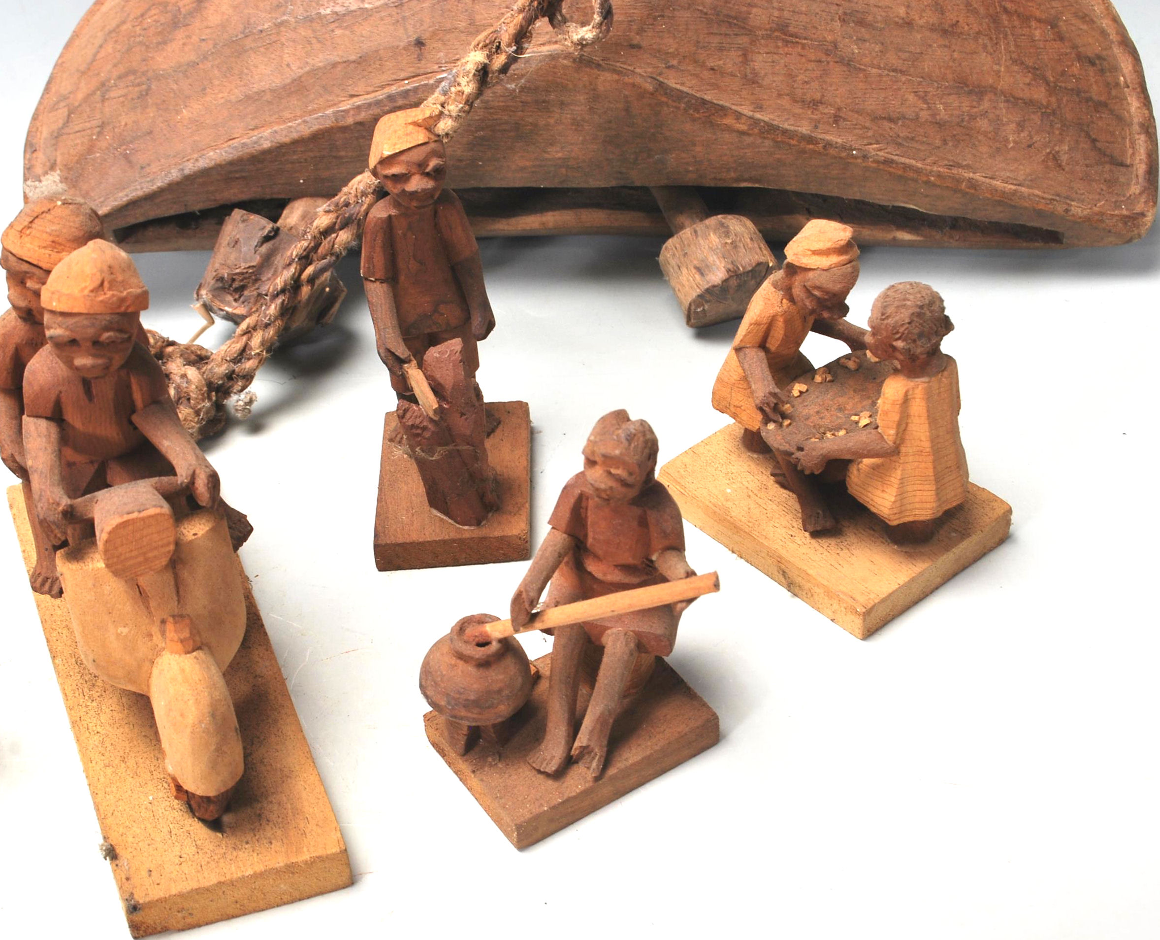 COLLECTION OF WOODEN TRIBALE CARVED ITEMS - FIGURI - Image 3 of 5