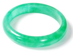 20TH CENTURY POLISHED GREEN STONE BANGLE