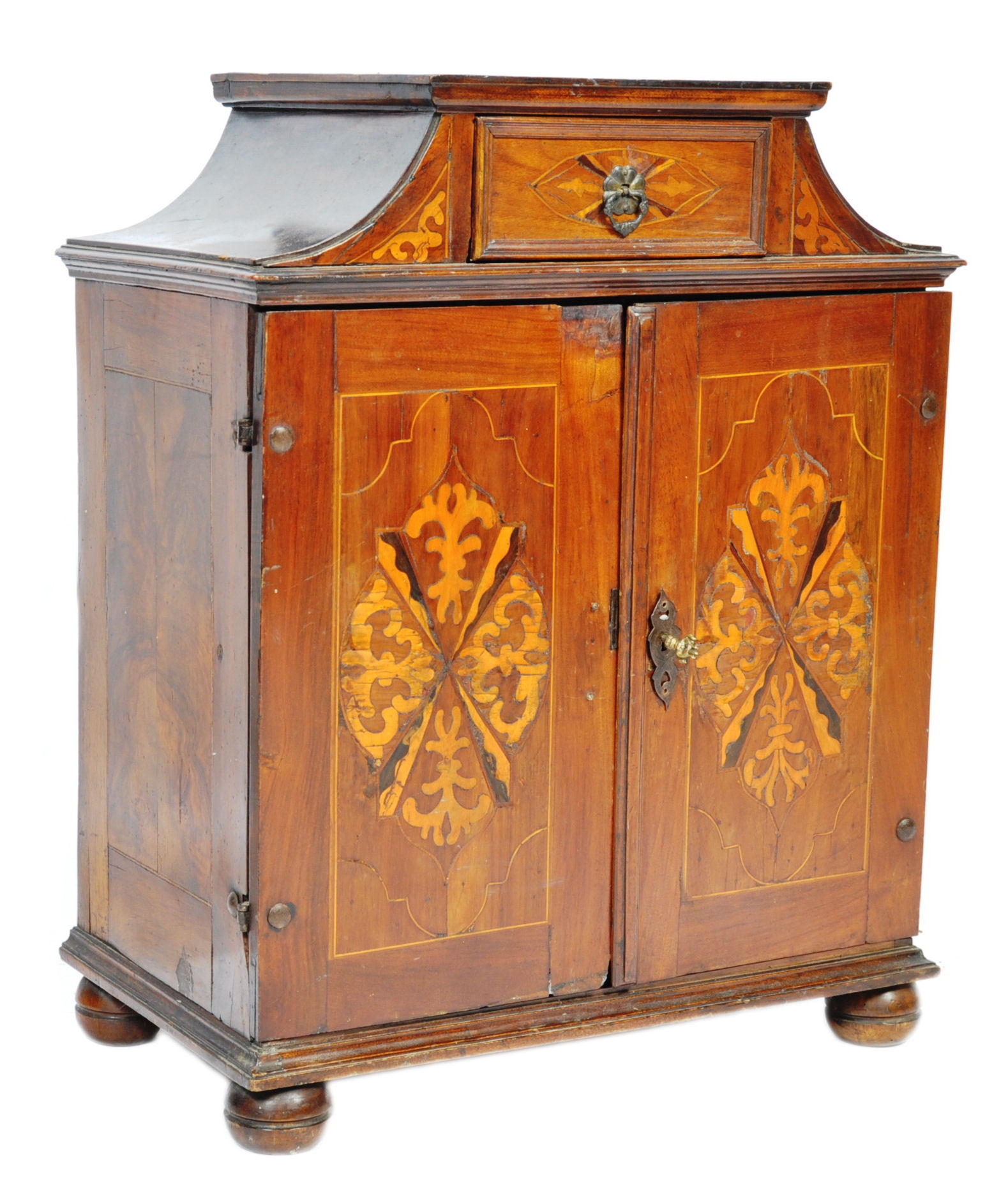 FINE QUALITY 17TH CENTURY DUTCH WALNUT TABLE CABINET