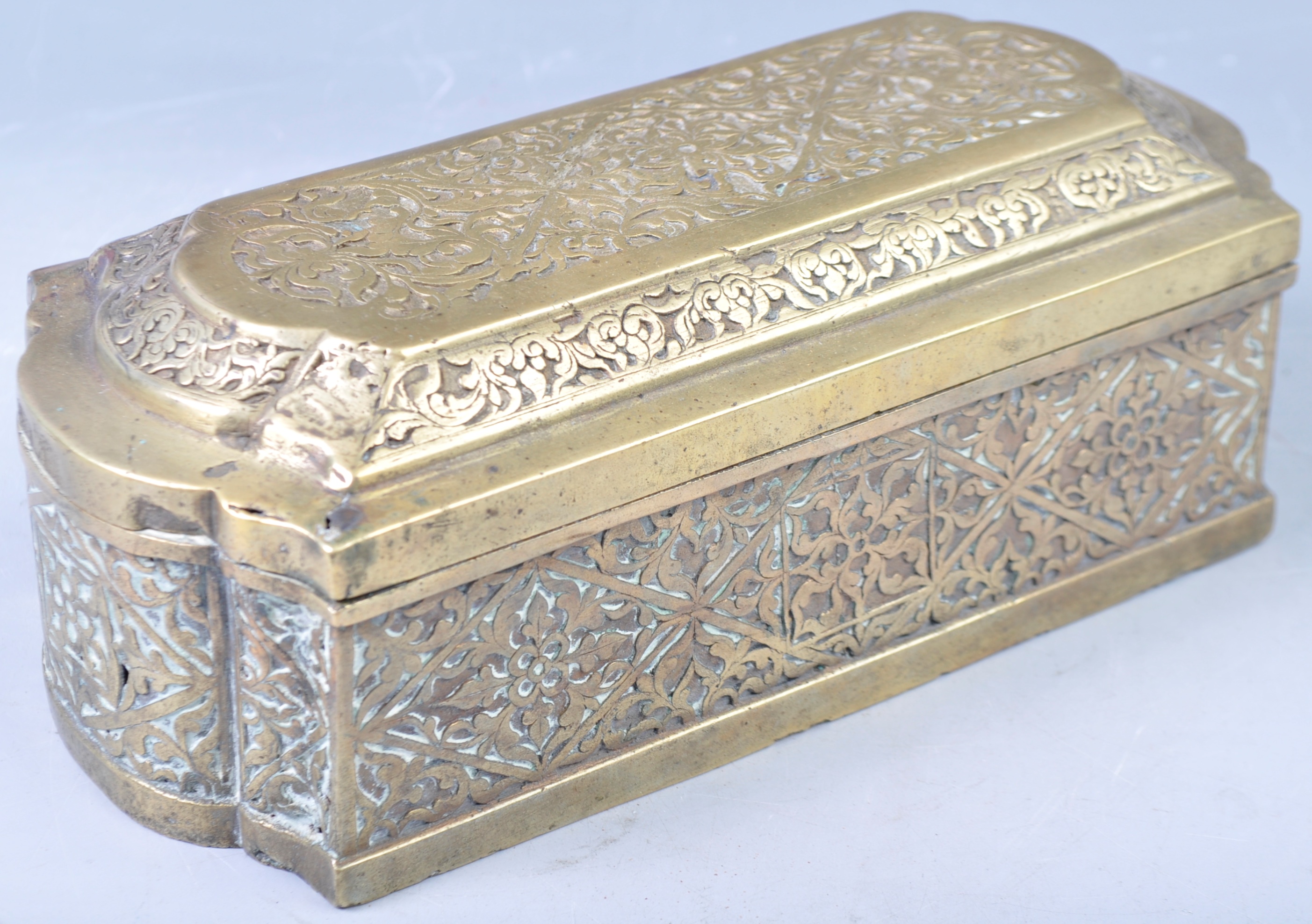 18TH CENTURY DUTCH JAVANESE INFLUENCE BRASS TOBACCO BOX - Image 2 of 4