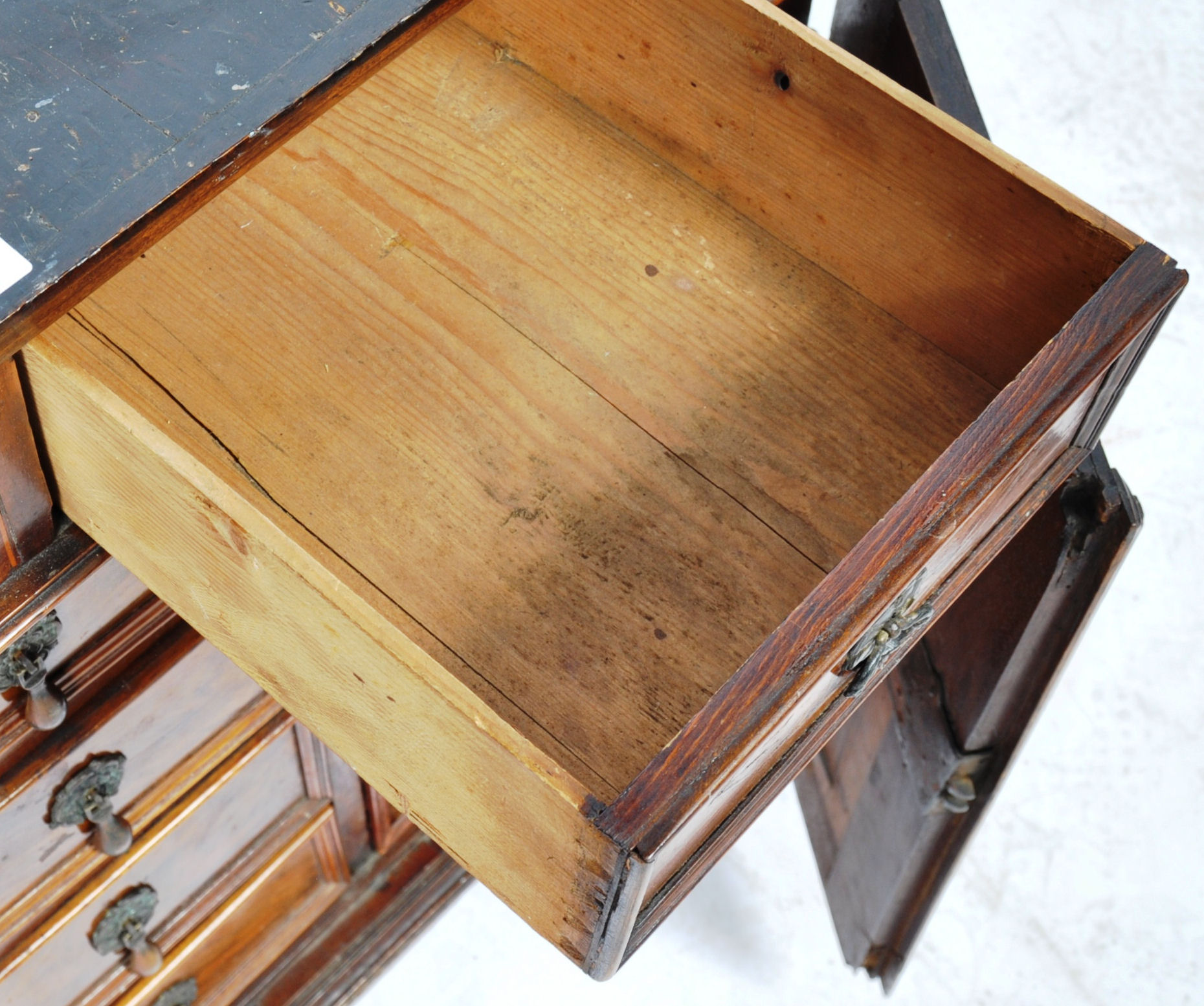 FINE QUALITY 17TH CENTURY DUTCH WALNUT TABLE CABINET - Image 4 of 4