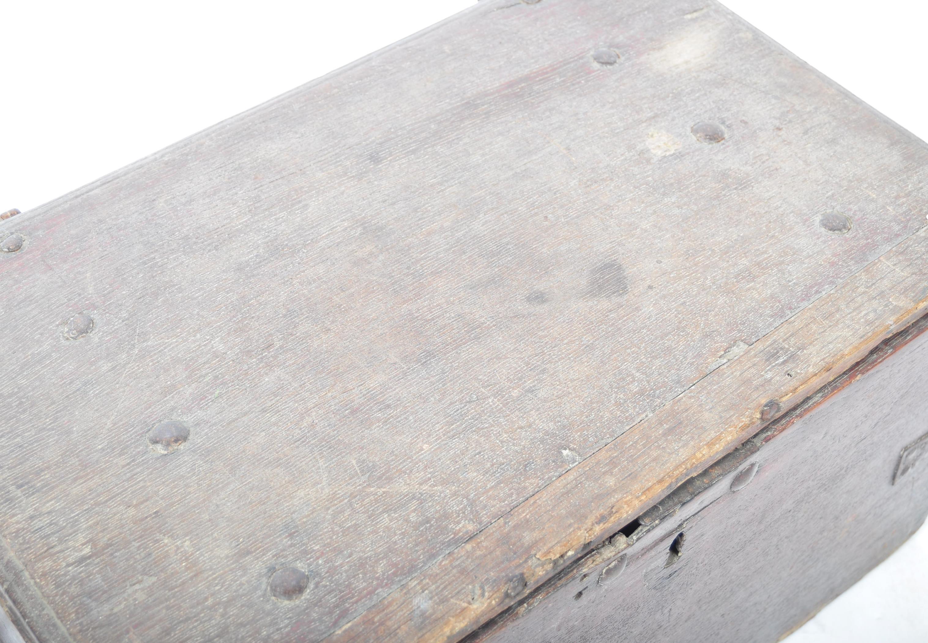 FANTASTIC 17TH CENTURY OAK AND IRON BOUND CARRIAGE / STORAGE BOX - Image 3 of 5