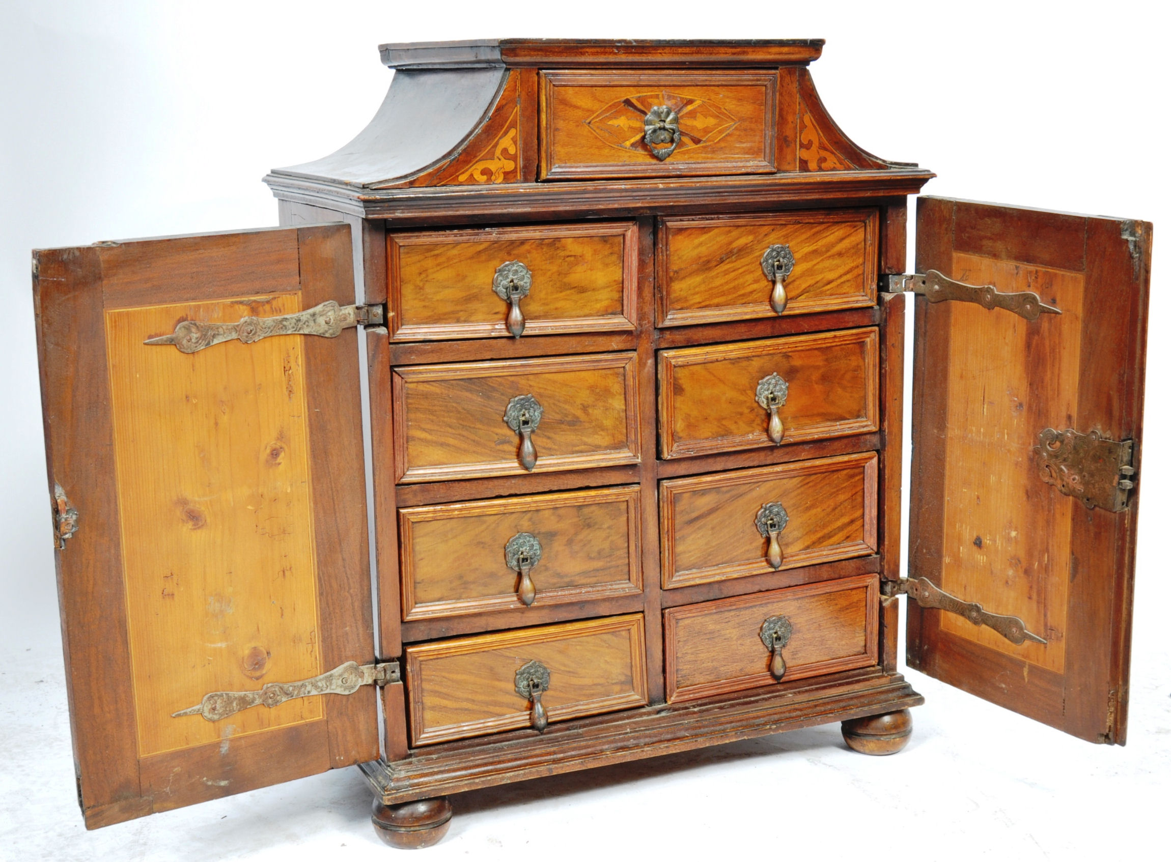 FINE QUALITY 17TH CENTURY DUTCH WALNUT TABLE CABINET - Image 3 of 4