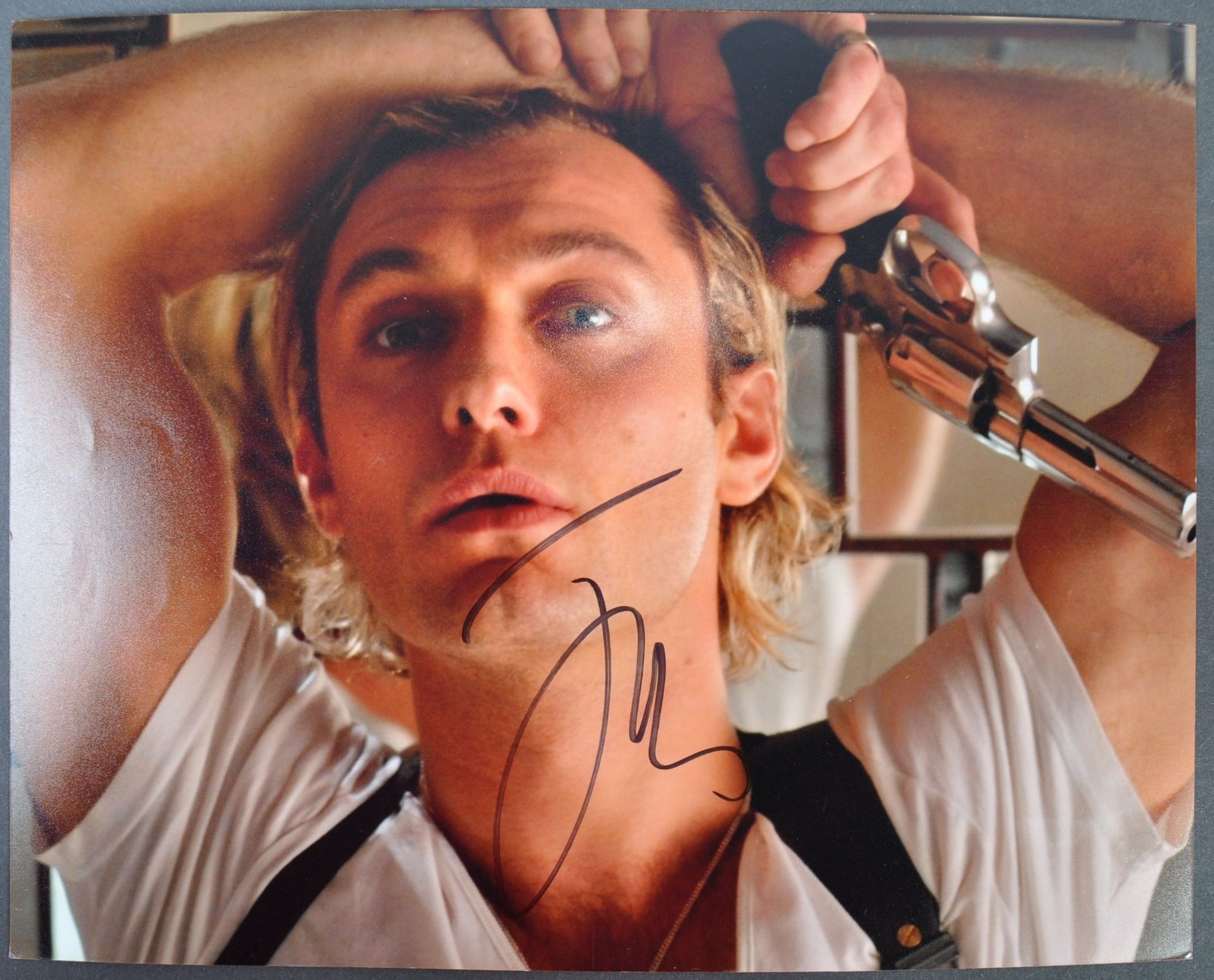 SLEUTH (2007) - JUDE LAW - AUTOGRAPHED 8X10" COLOUR PHOTOGRAPH