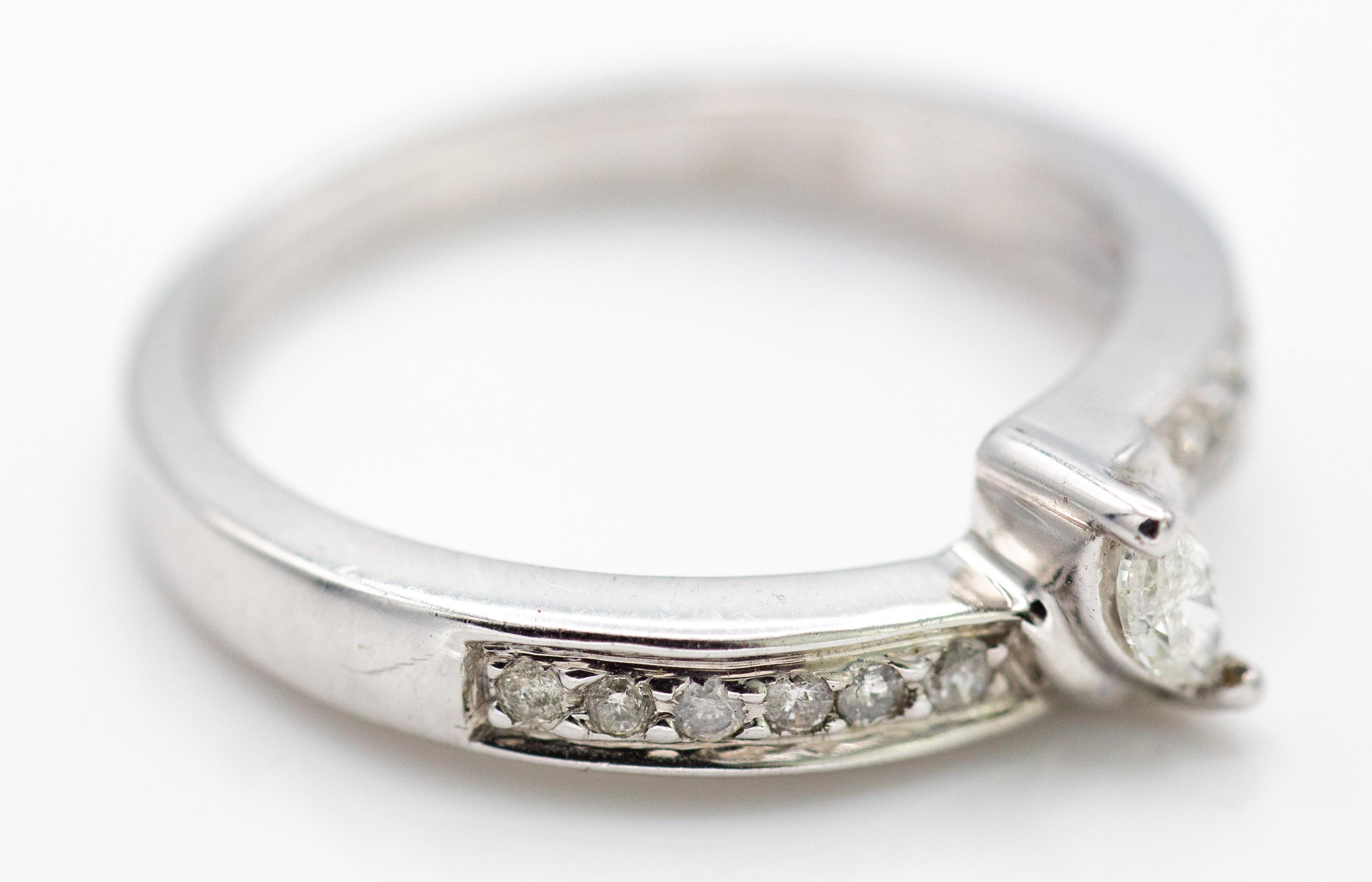 9ct White Gold & Diamond Crossover Ring - Image 2 of 4