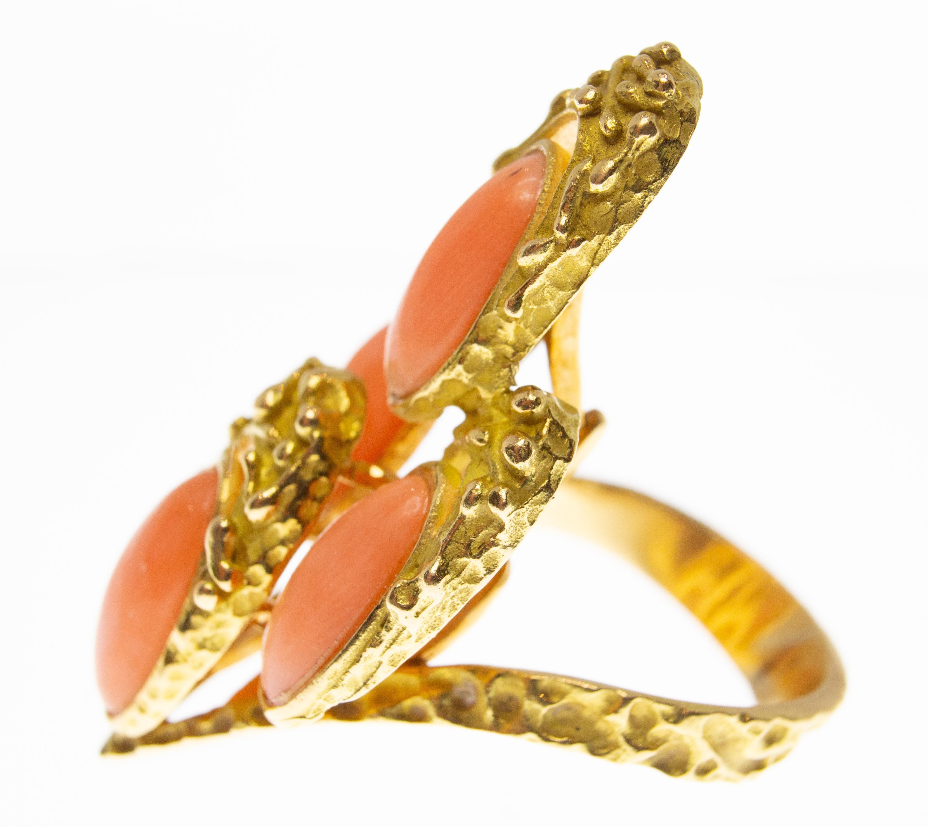 1970's FRENCH 18CT GOLD AND CORAL WISHBONE RING - Image 3 of 5