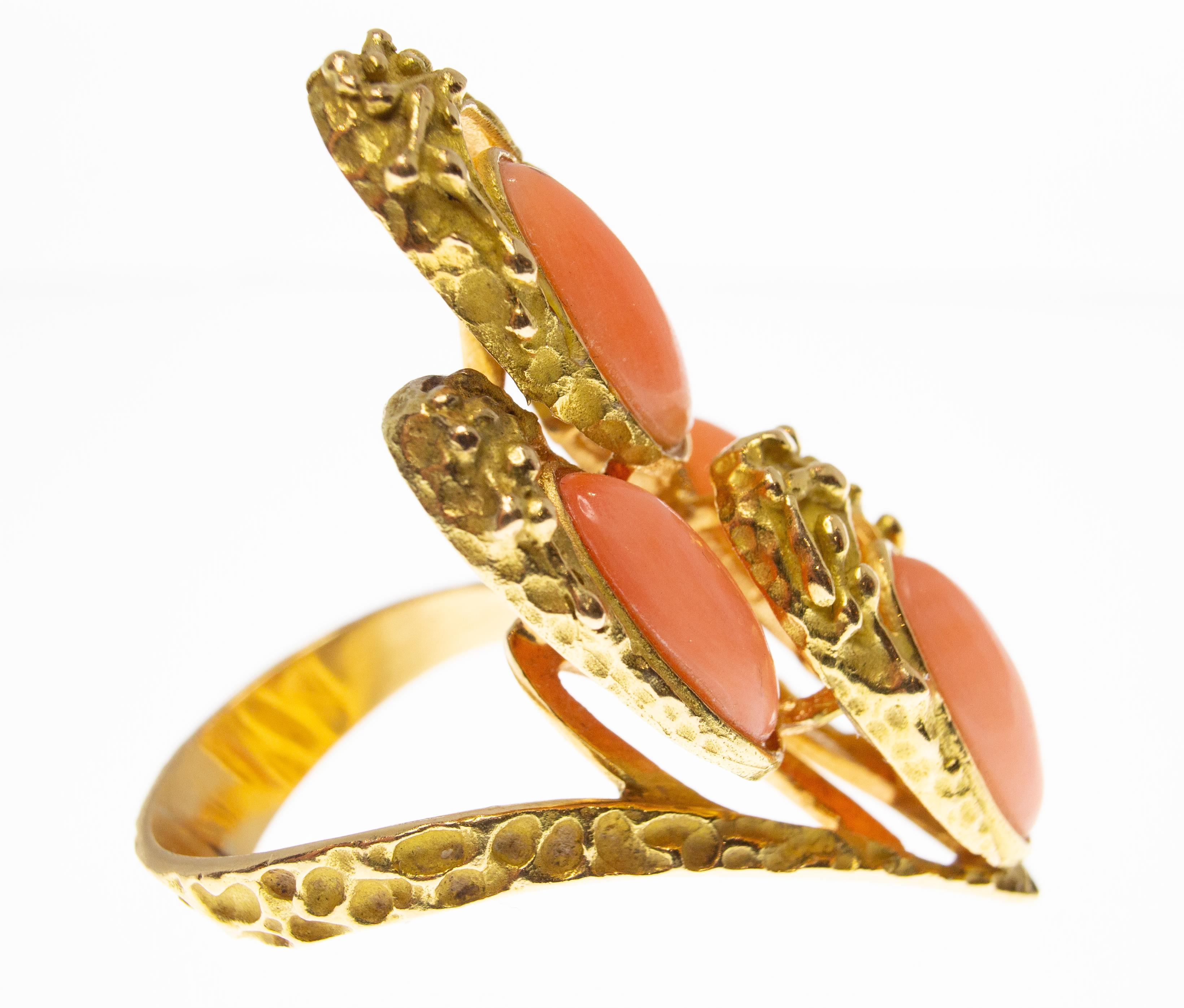 1970's FRENCH 18CT GOLD AND CORAL WISHBONE RING - Image 2 of 5