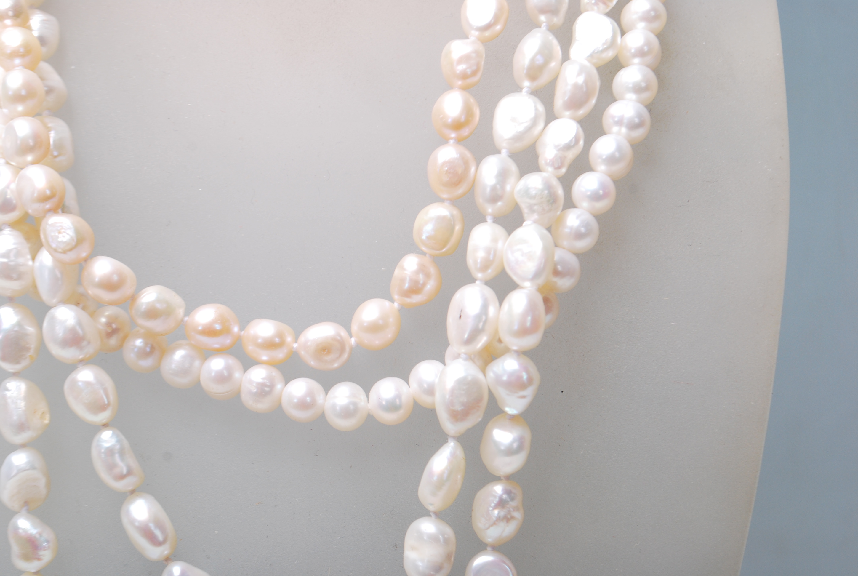 A GROUP OF THREE VINTAGE PEARL NECKLACES - Image 8 of 8