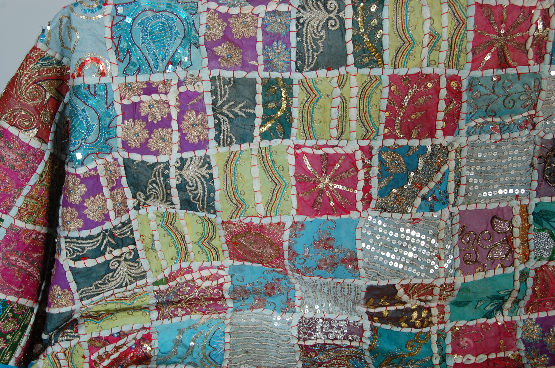 20TH CENTURY ANTIQUE STYLE TRADITIONAL PAKISTANI / RAJASTHANI / INDIAN PATCHWORK QUILT BED THROW - Image 3 of 12