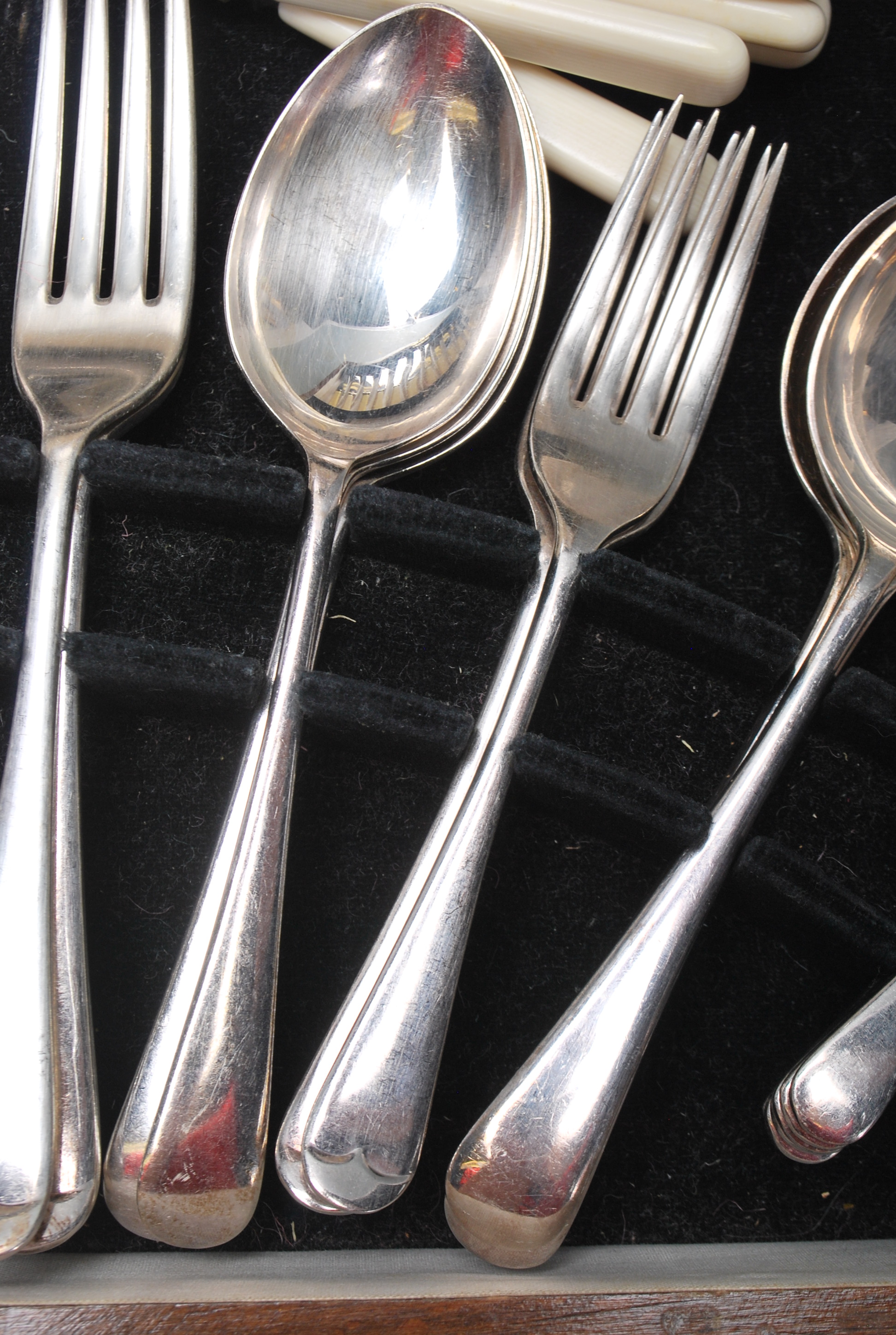 VINTAGE MID 20TH CENTURY SIX PERSON CANTEEN OF CUTLERY BY GEORGE BUTLER & CO - Image 6 of 10