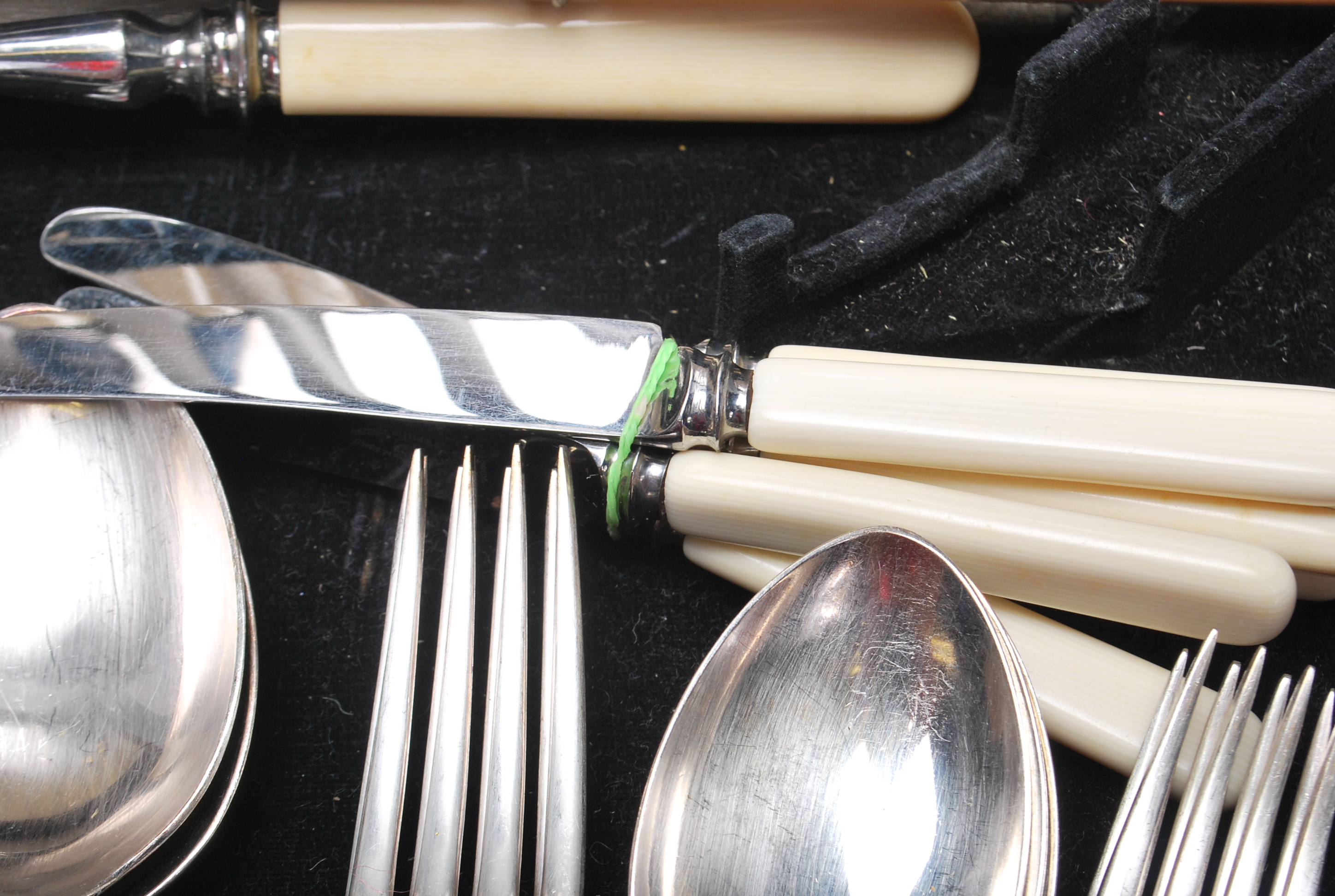 VINTAGE MID 20TH CENTURY SIX PERSON CANTEEN OF CUTLERY BY GEORGE BUTLER & CO - Image 5 of 10