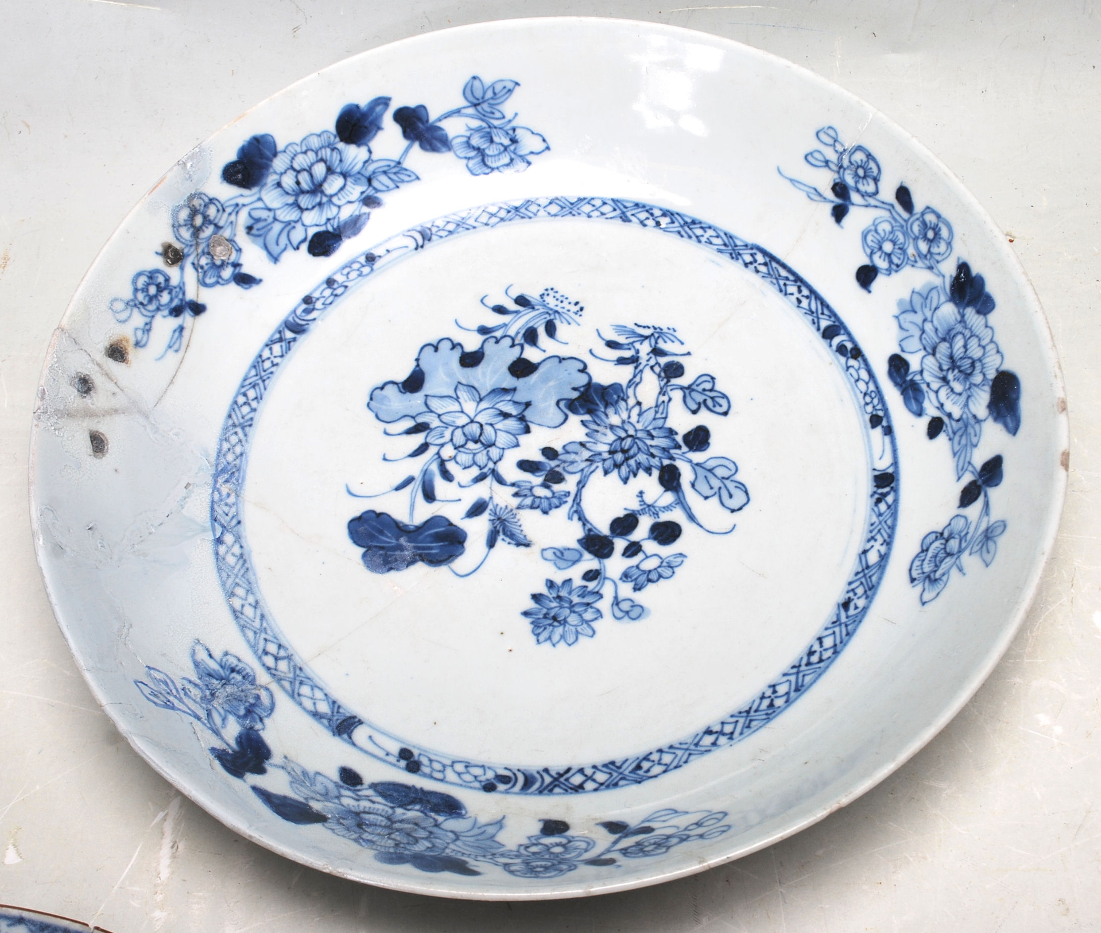 18TH CENTURY CHINESE BLUE AND WHITE CERAMIC BOWLS / PLATES - Image 4 of 12