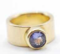 18CT GOLD AND SAPPHIRE BAND RING