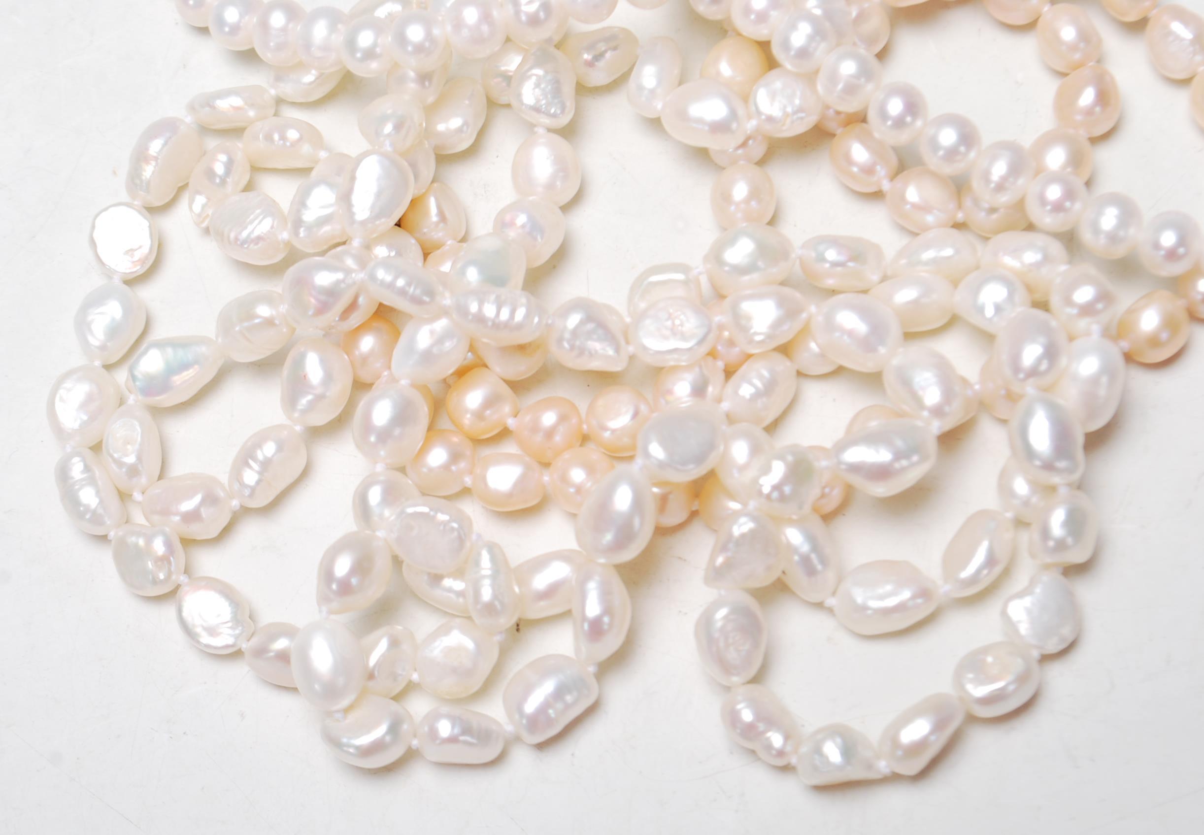 A GROUP OF THREE VINTAGE PEARL NECKLACES - Image 2 of 8