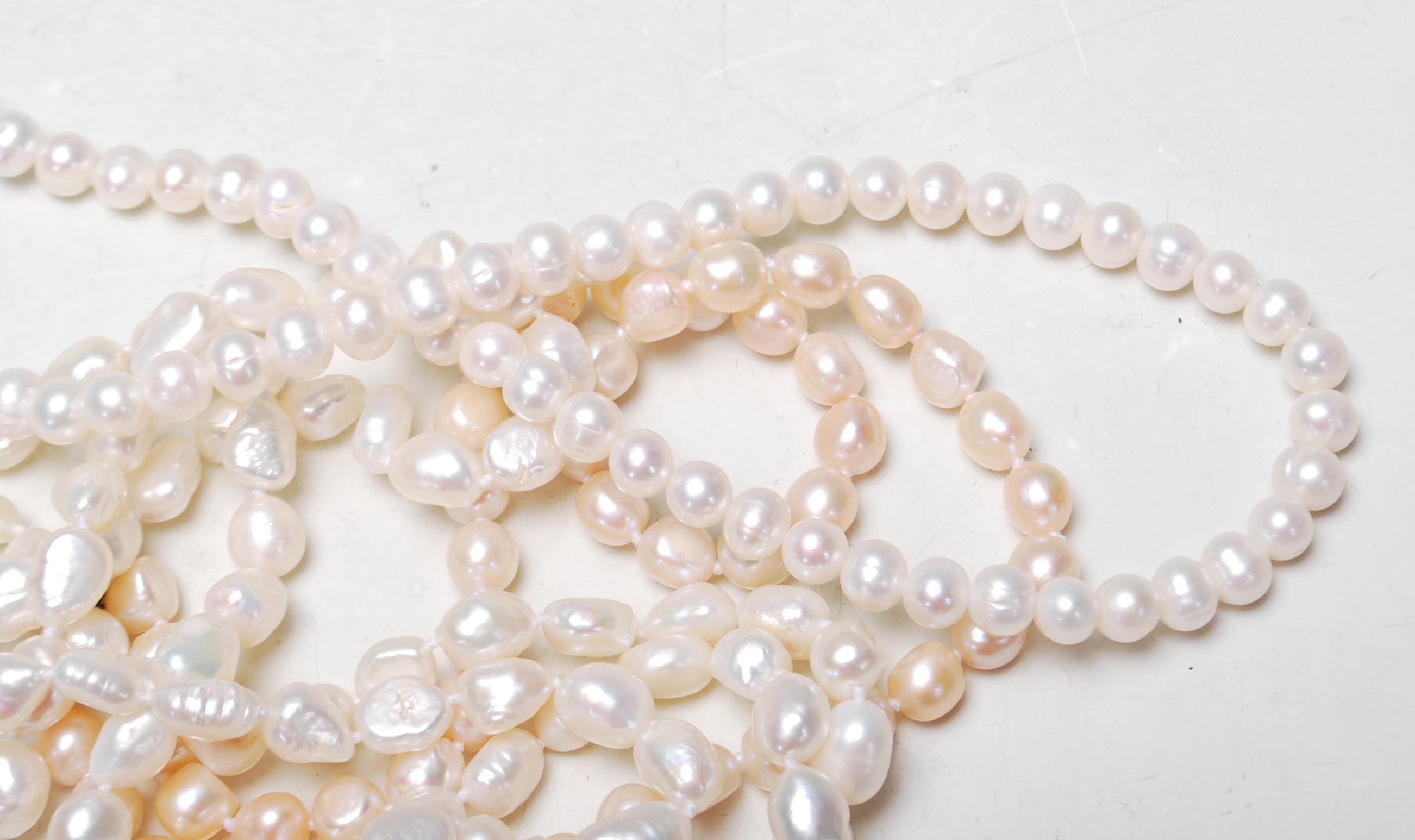 A GROUP OF THREE VINTAGE PEARL NECKLACES - Image 3 of 8