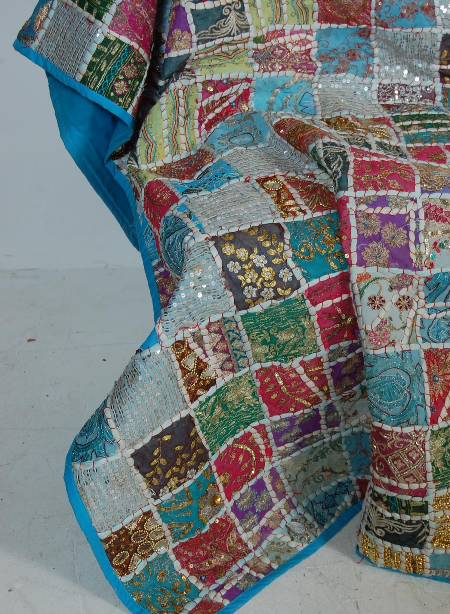 20TH CENTURY ANTIQUE STYLE TRADITIONAL PAKISTANI / RAJASTHANI / INDIAN PATCHWORK QUILT BED THROW - Image 2 of 12