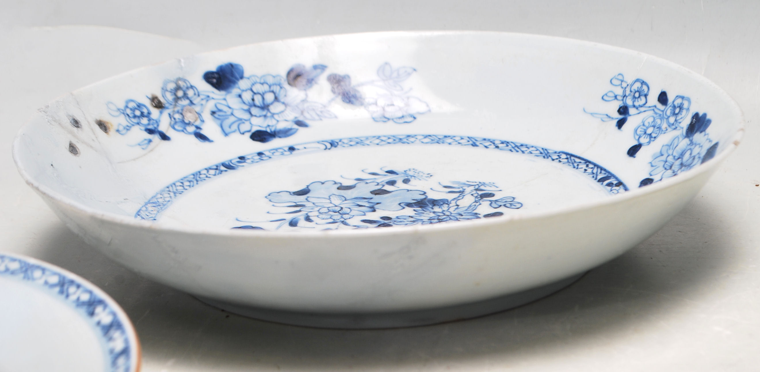 18TH CENTURY CHINESE BLUE AND WHITE CERAMIC BOWLS / PLATES - Image 9 of 12