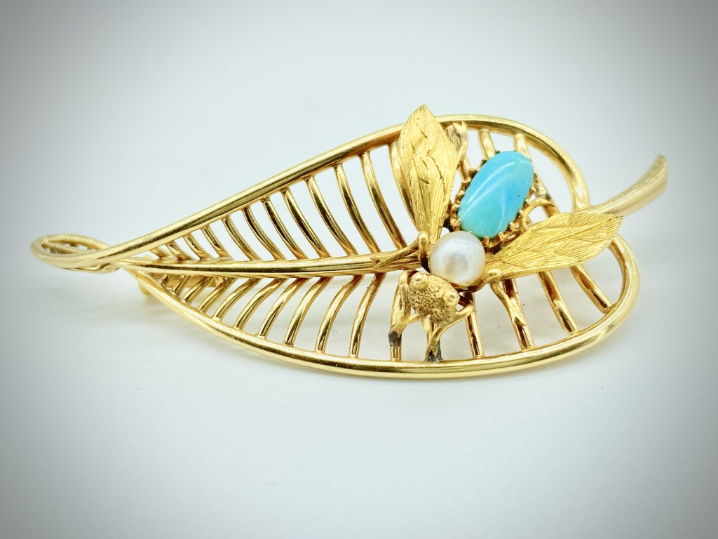 AN 18CT GOLD TURQUOISE & PEARL BEE BROOCH PIN