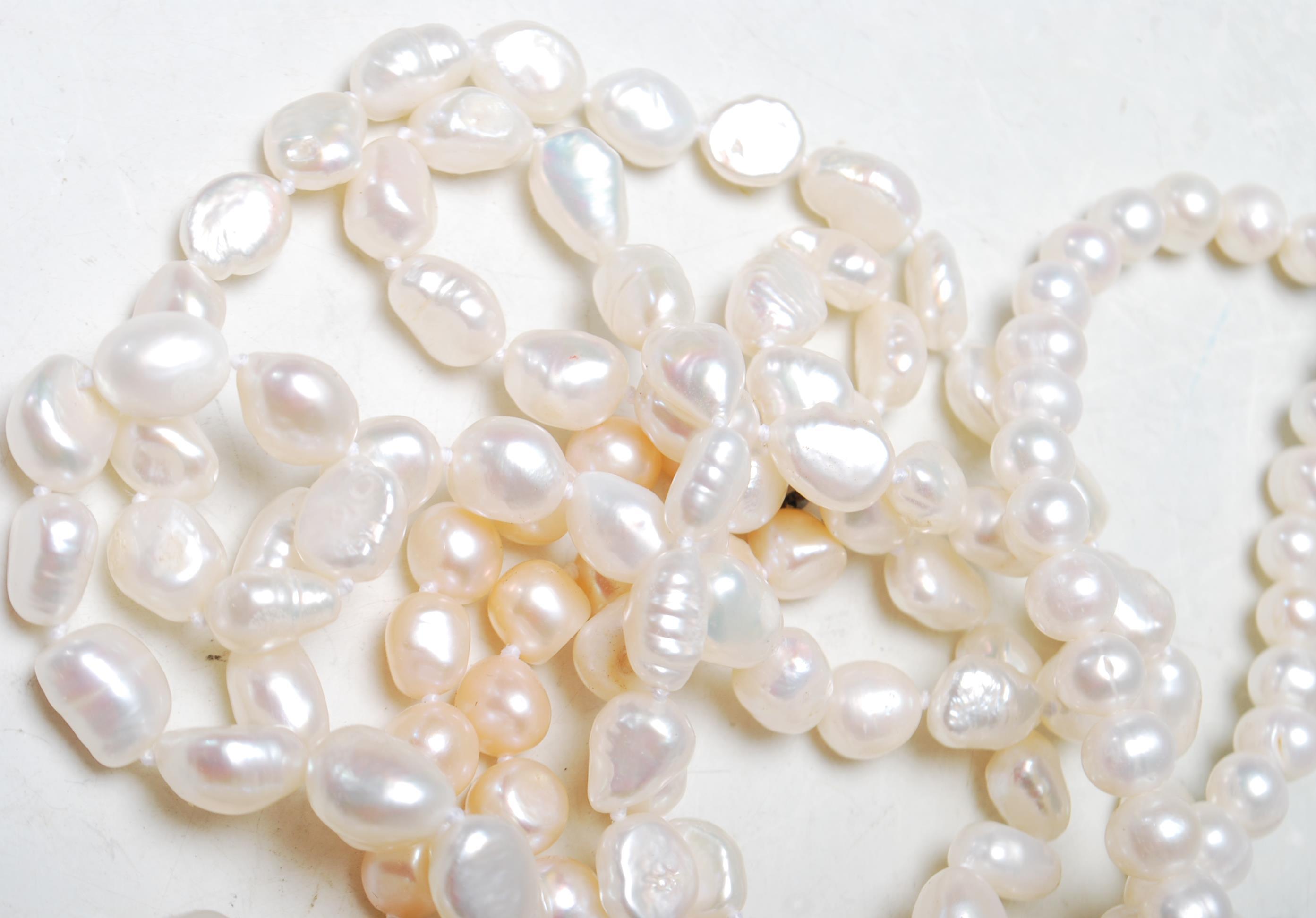 A GROUP OF THREE VINTAGE PEARL NECKLACES - Image 5 of 8