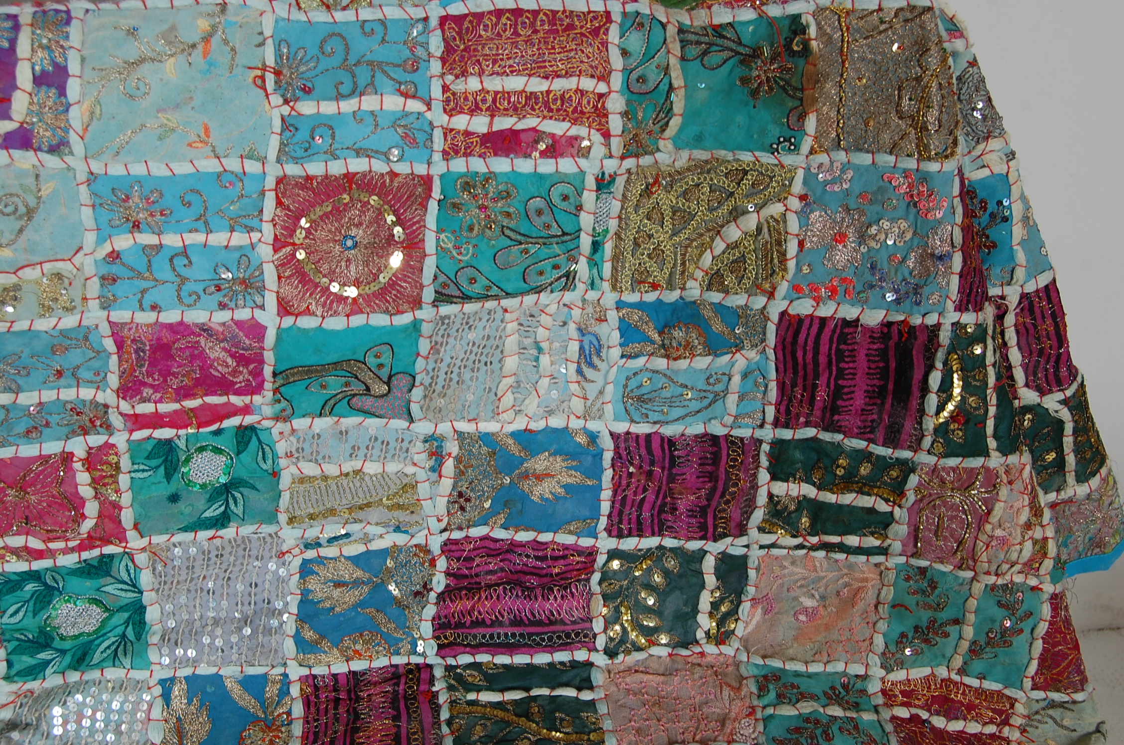20TH CENTURY ANTIQUE STYLE TRADITIONAL PAKISTANI / RAJASTHANI / INDIAN PATCHWORK QUILT BED THROW - Image 5 of 12