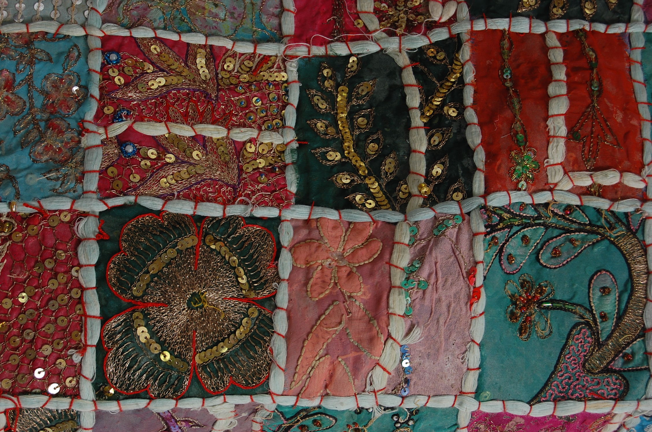 20TH CENTURY ANTIQUE STYLE TRADITIONAL PAKISTANI / RAJASTHANI / INDIAN PATCHWORK QUILT BED THROW - Image 8 of 12