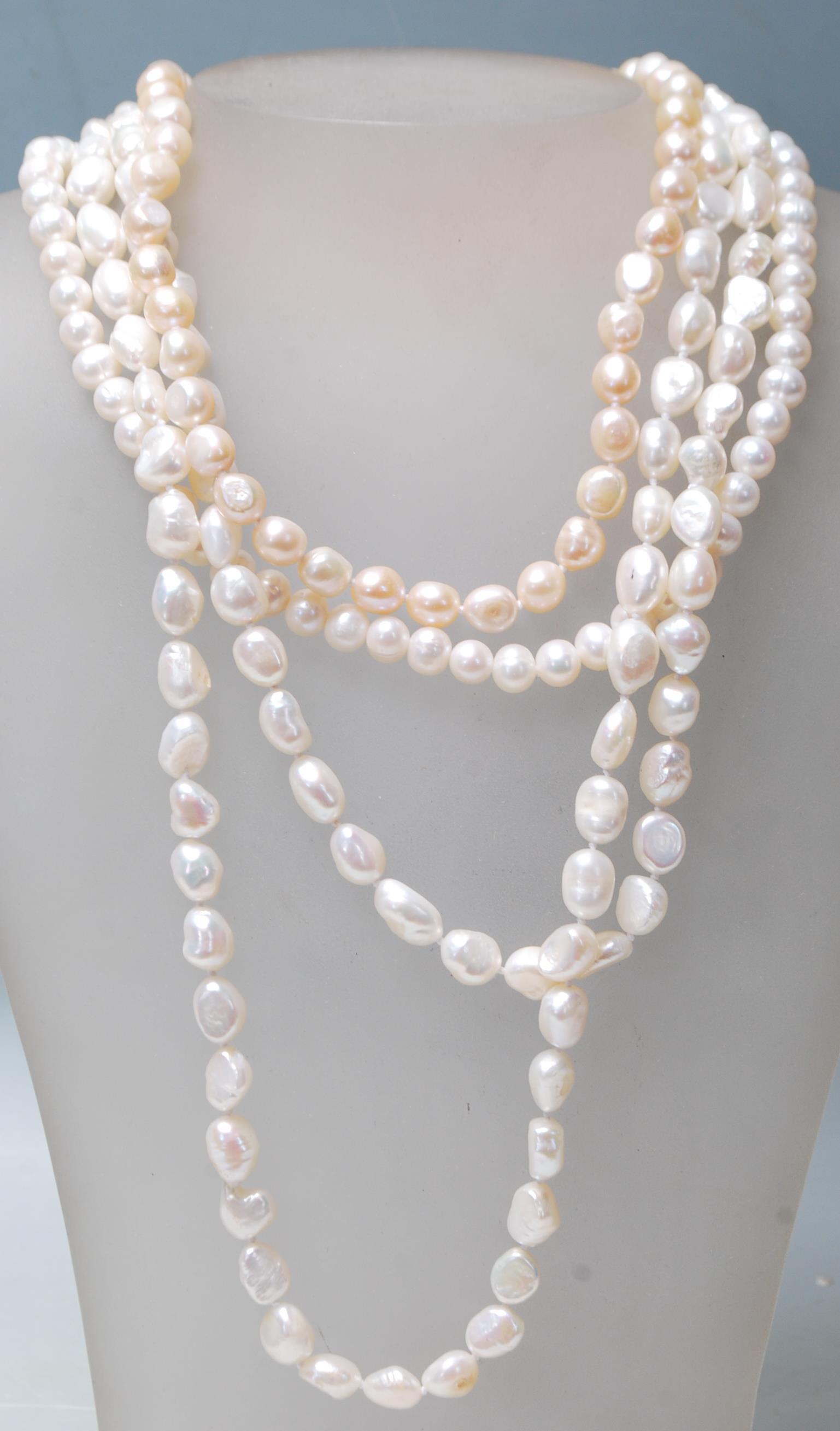 A GROUP OF THREE VINTAGE PEARL NECKLACES - Image 6 of 8