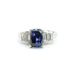 AN ART DECO PLATINUM SAPPHIRE & DIAMOND RING