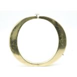 A FRENCH 18CT GOLD HINGED BANGLE