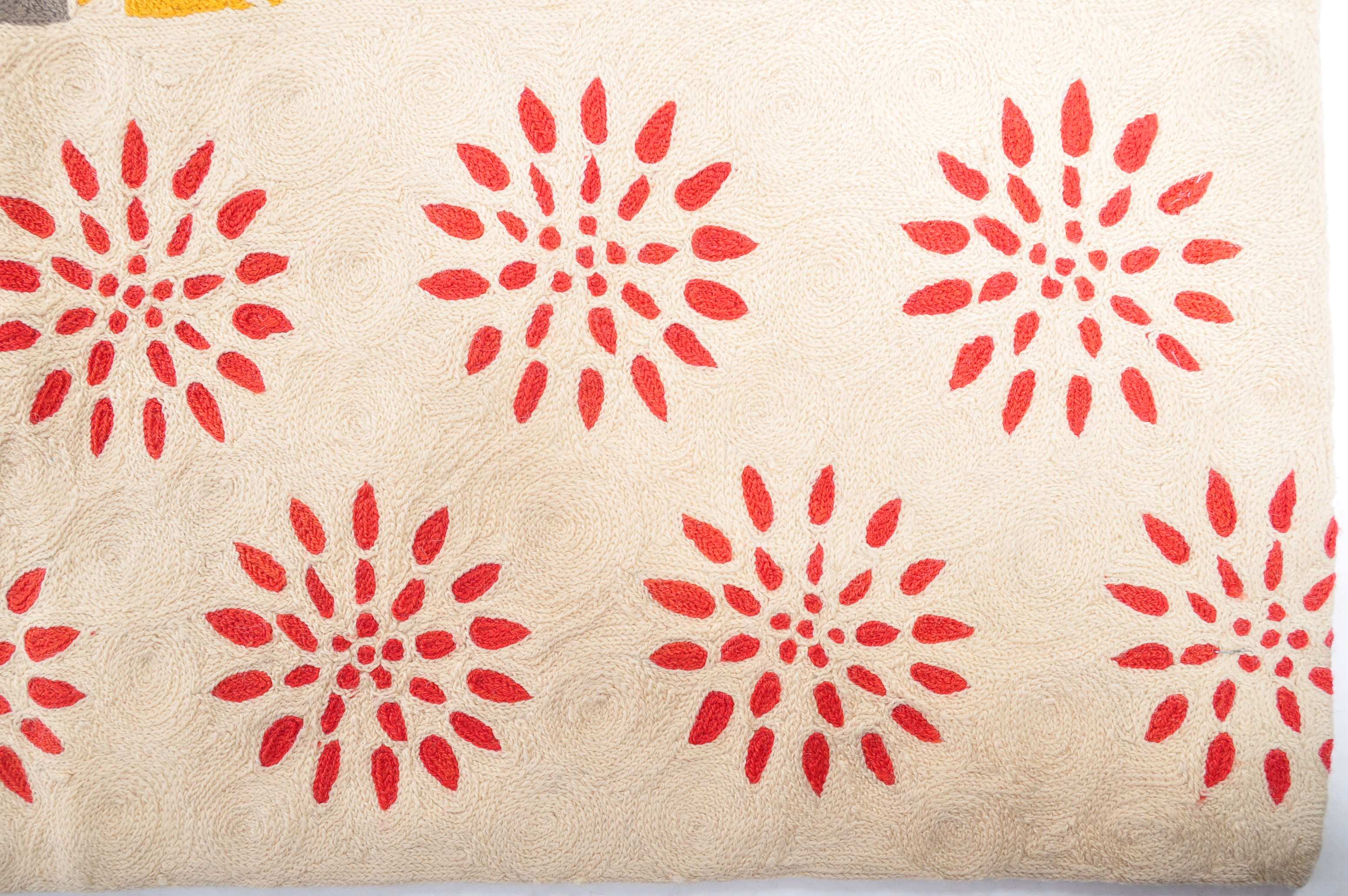 DECORATIVE RETRO MID CENTURY FLORAL WALL HANGING / THROW - Image 4 of 6