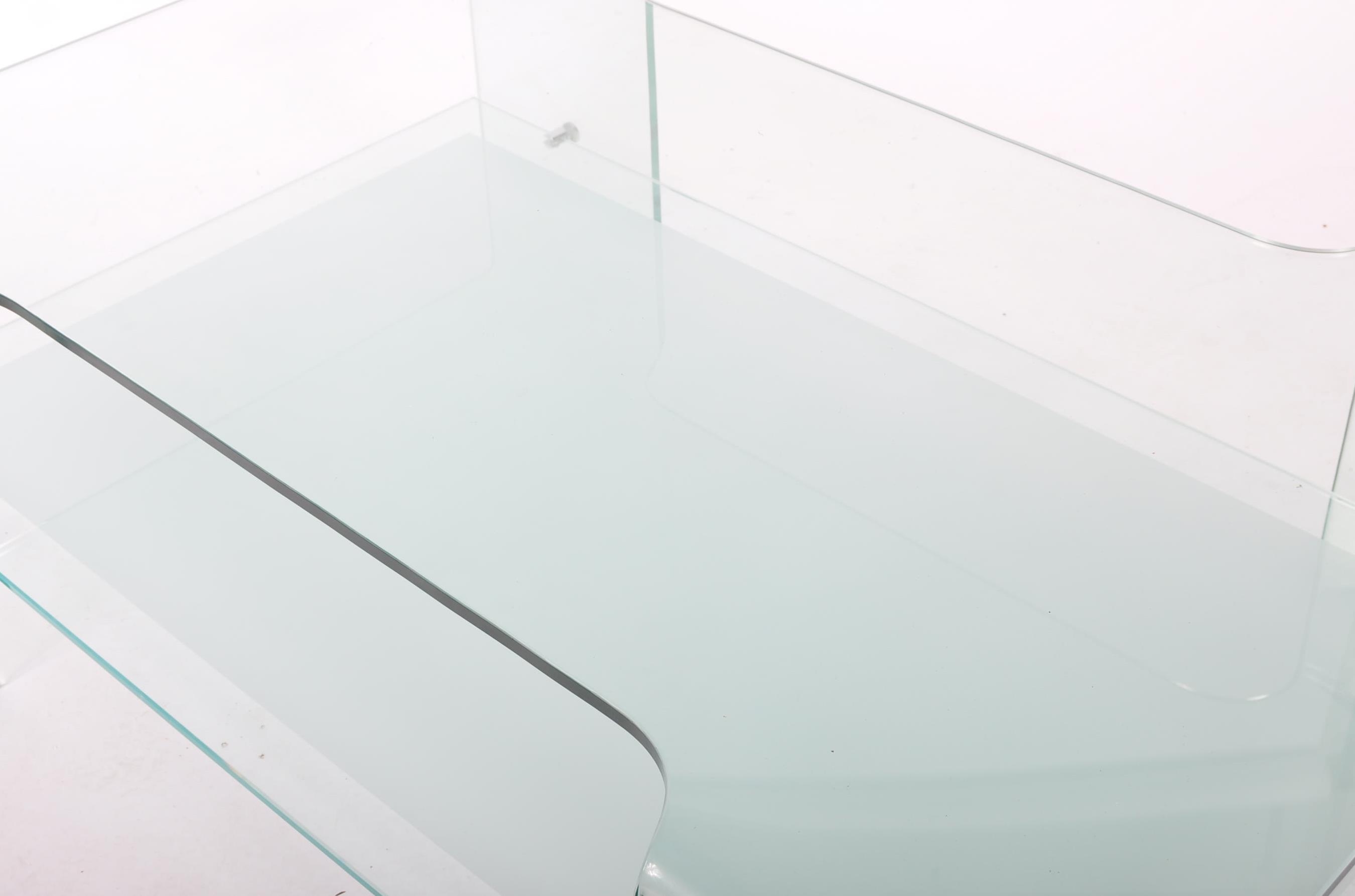 LARGE MOULDED THICK GLASS COFFEE TABLE AND MATCHING SIDE TABLE - Image 6 of 8