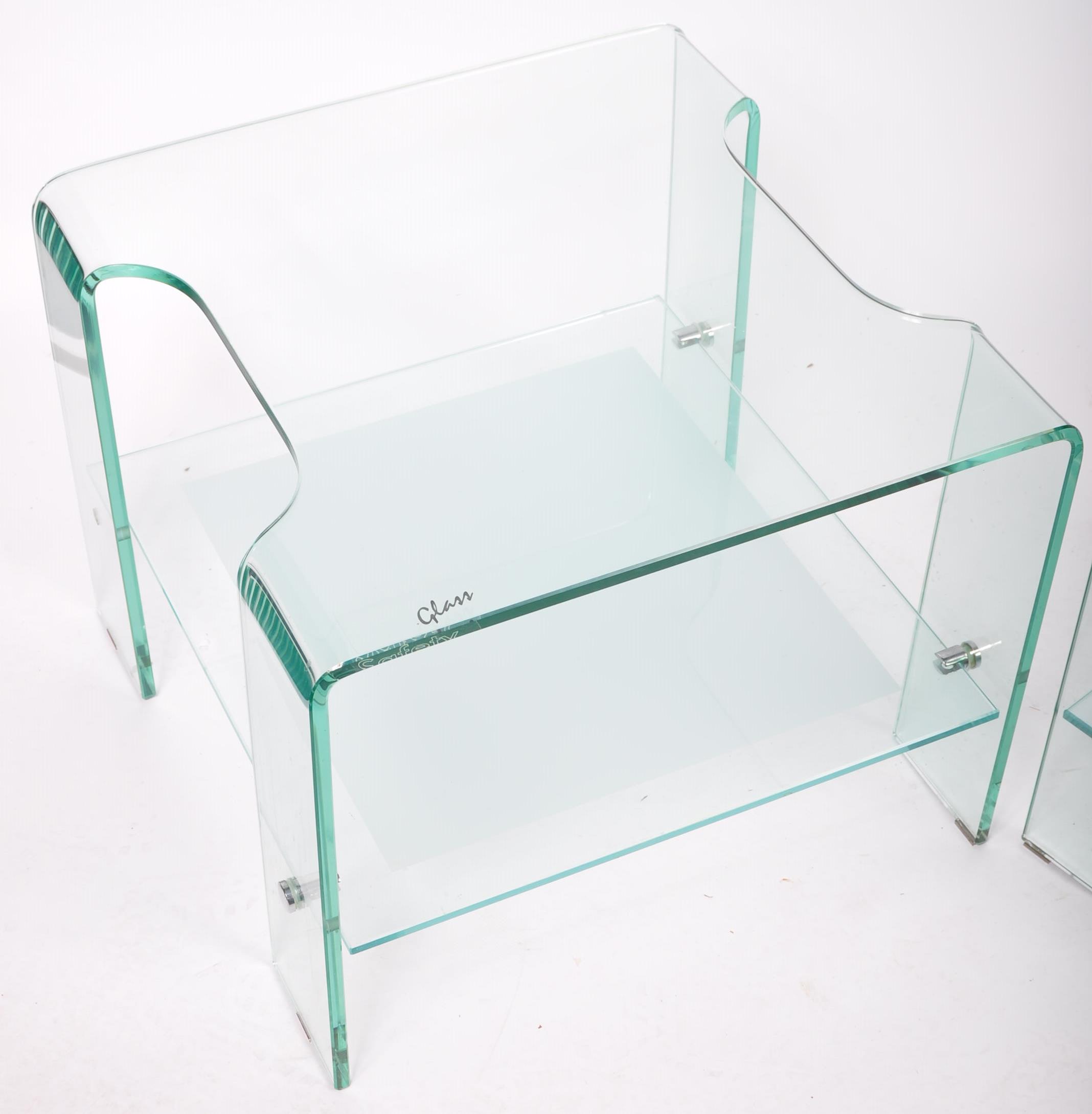 LARGE MOULDED THICK GLASS COFFEE TABLE AND MATCHING SIDE TABLE - Image 3 of 8