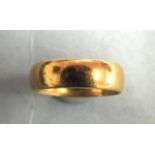 A 22ct gold wedding band, size O, 9g.