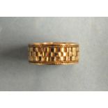 An 18ct gold wedding band with basket-weave decoration, size O, 5.2g.