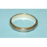 A 9ct white and yellow gold wedding band, size P½, 3g.