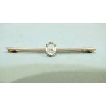 An Edwardian 15ct gold bar brooch centrally-set an oval aquamarine, 5cm, 2.8g.