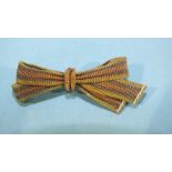 A 9ct tri-colour gold mesh brooch of bow form, 42mm, 5.2g.