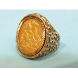 A 1911 half-sovereign in 9ct gold ring mount, size K, 9.3g.