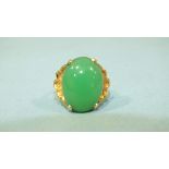 A 14k gold ring set green stone, size N, 6.7g.