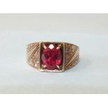 An 18k gold gent's ring set synthetic ruby, size Y, weight 7.7g.