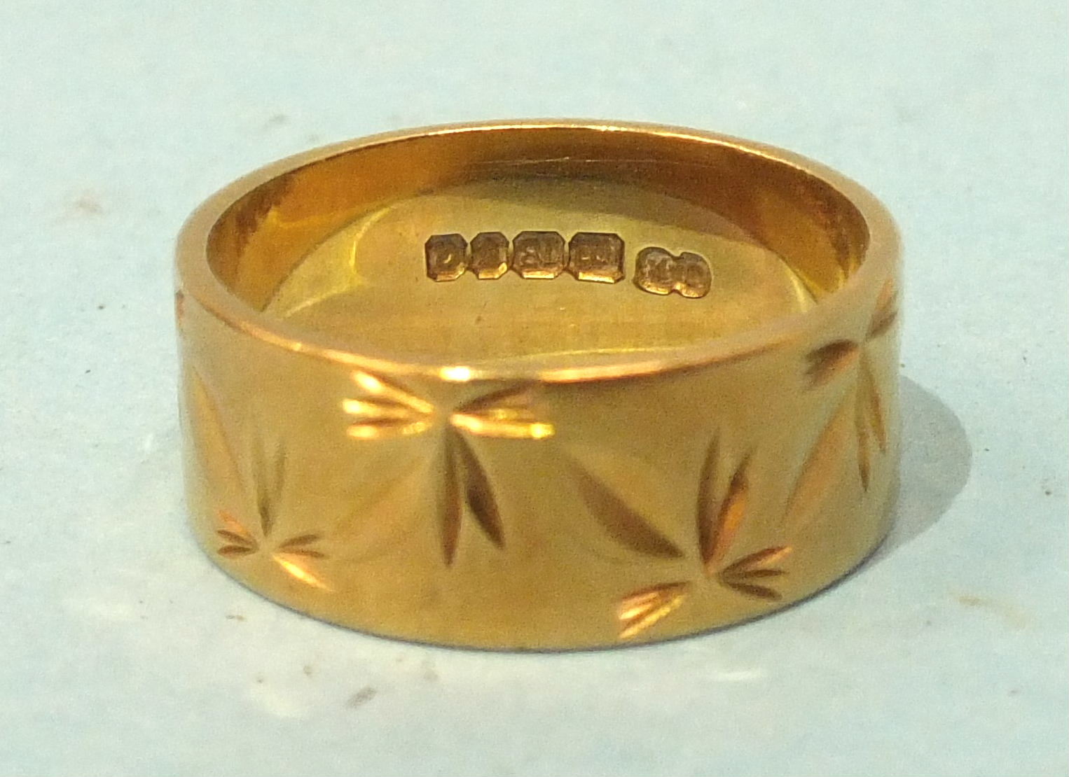 An 18ct gold wedding band, size L, 5.3g.