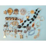 A quantity of foreign silver filigree brooches, other foreign and 925 silver jewellery and a