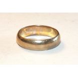 A 10k gold wedding band, size M, 3.4g.