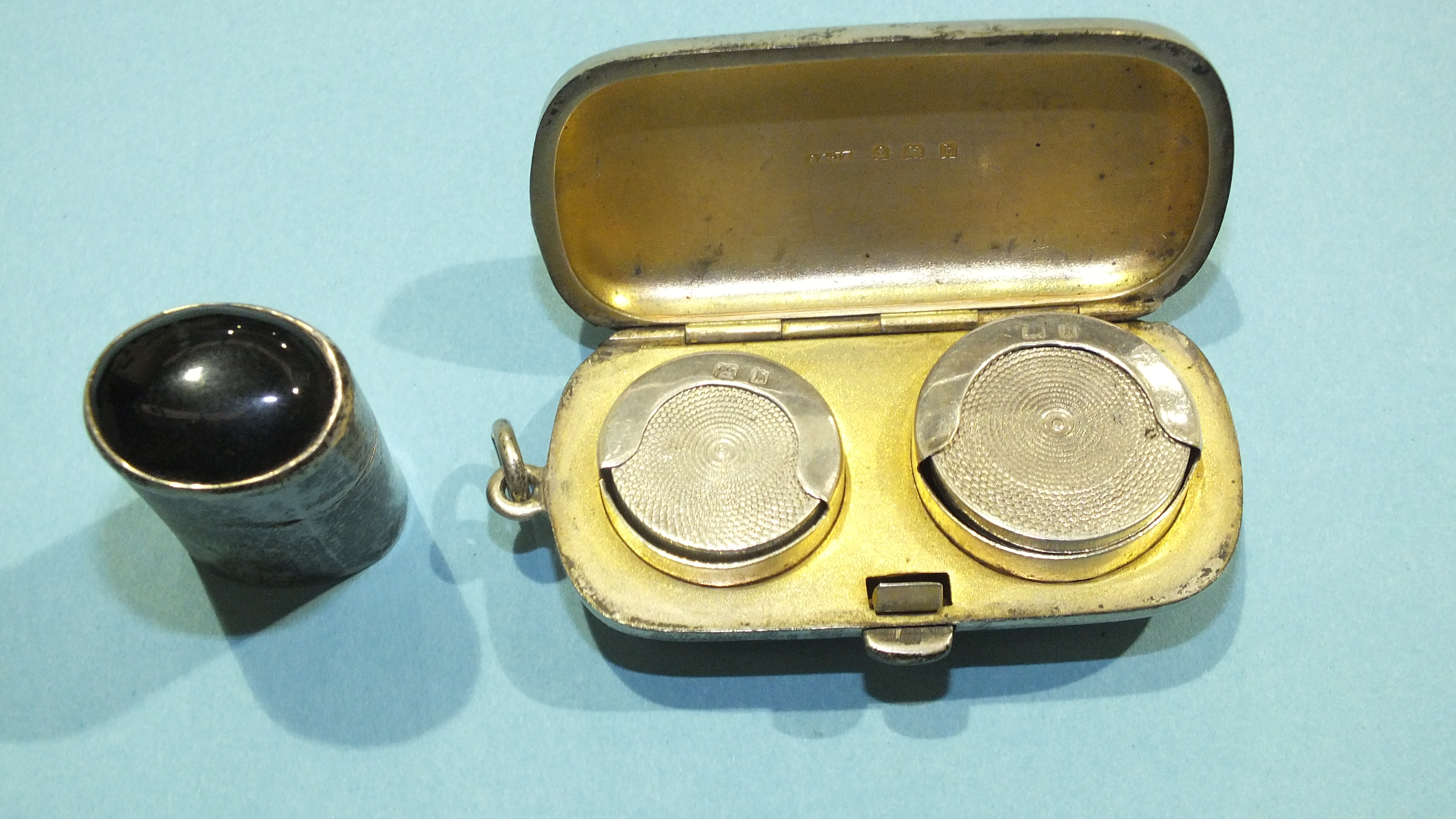 A silver sovereign and half-sovereign case, Birmingham 1907 and a small silver pill box, (2). - Bild 2 aus 2