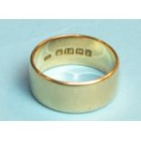 An 18ct gold wedding band, size S, 7.6g.