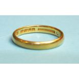 A 22ct gold wedding band, size Q, 4.2g.