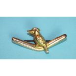 A gold brooch in the form of a Kookaburra and boomerang, 45mm long, 2.4g.