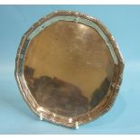 A plain circular letter tray with reeded rim, on three foliate feet, Sheffield 1910, 20.5cm